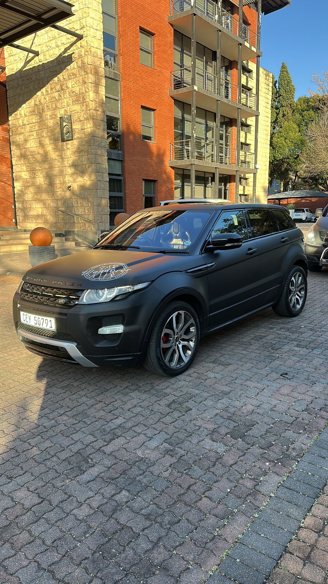 Wanderer branded Range Rover in front of apartments