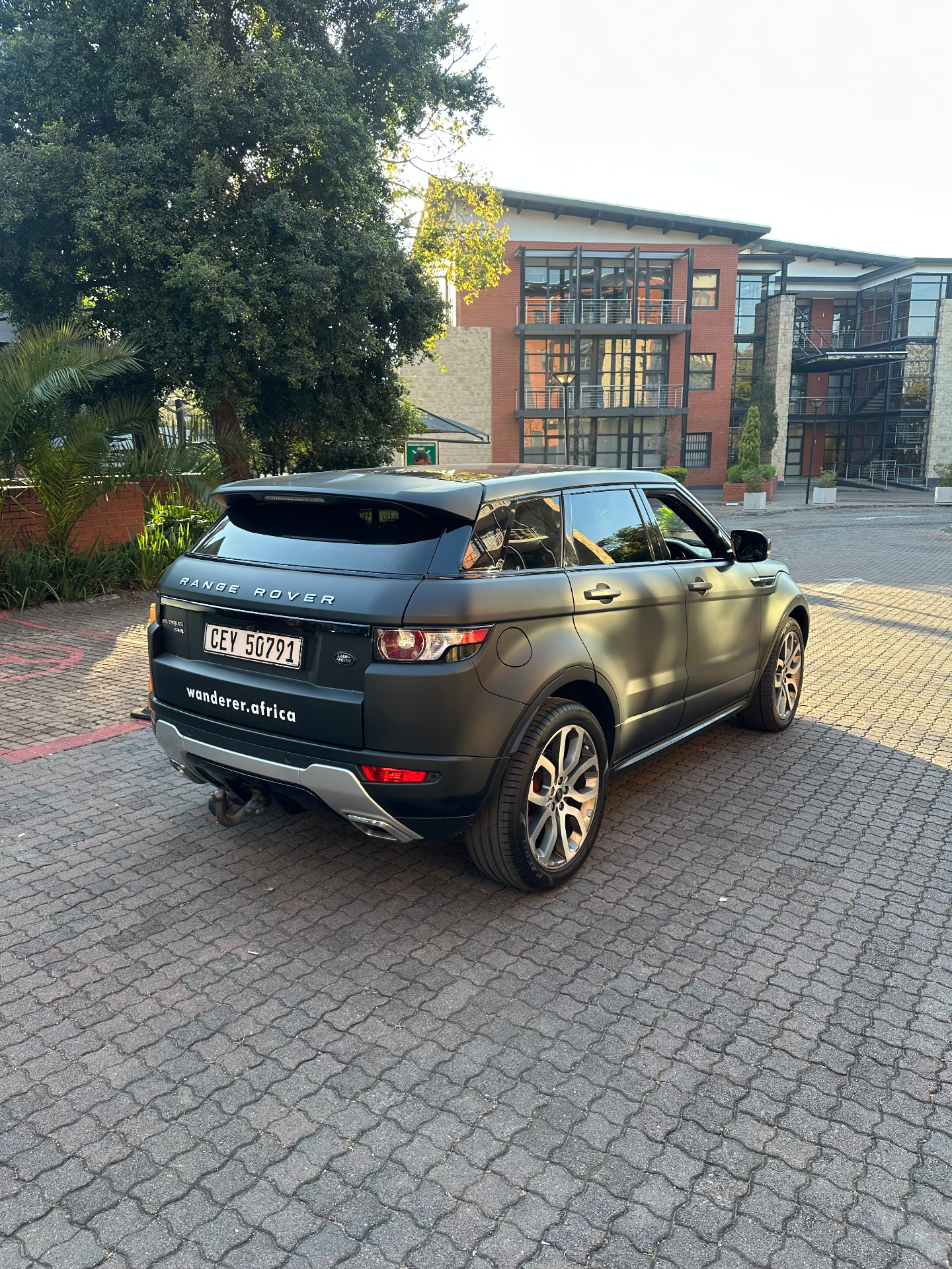 Wanderer Range Rover Evoque rear view